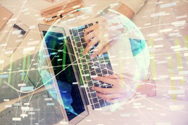 Bilgisayar ve finansal temalı hologram çizimleri üzerinde çalışan kadın elleri çift pozlama. Üst Manzara. İş konsepti.