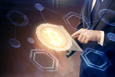 Erkeklerin el ele tutuşmalarının ve telefon ve kripto para birimi engelleme teması çiziminin iki kez görüntülenmesi.