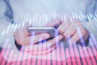 Erkeklerin el ele tutuşup dijital bir cihaz ve ön grafik çizimi kullanırken çift pozlama. Finansal piyasa kavramı.