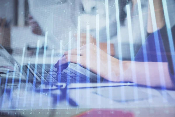 Multi exposición de las manos de la mujer escribiendo en el dibujo del holograma de la computadora y del gráfico financiero. Concepto de análisis bursátil. — Foto de Stock