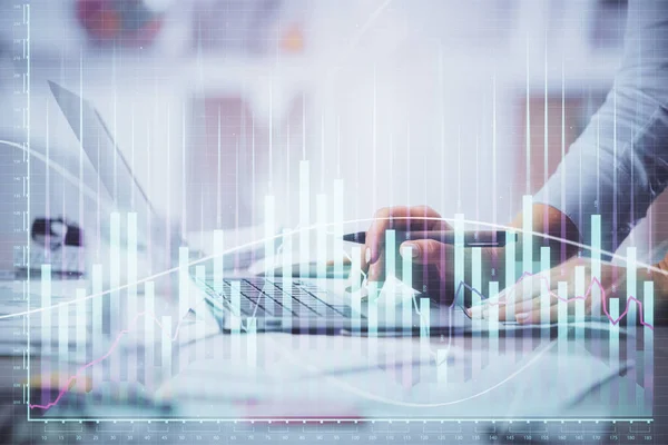 Doble exposición de las manos de la mujer escribiendo en la computadora y el dibujo del holograma gráfico de divisas. Concepto de inversión bursátil. — Foto de Stock