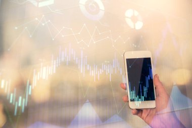 Ön x çizelgesine çift pozlama, hologram çizimi ve cep telefonu kullanan bir kadın. Borsa konsepti.