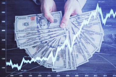 Finansal grafiğe çoklu pozlama hologram, Amerikan dolarları ve insan eli. Analiz kavramı.