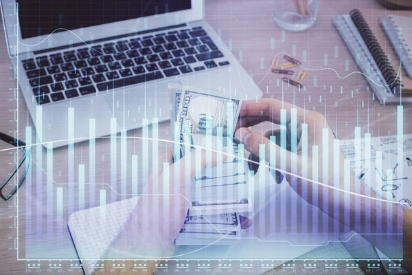 Multi blootstelling van de financiële grafiek tekenen hologram en Amerikaanse dollars rekeningen en man handen. Analyse concept. — Stockfoto