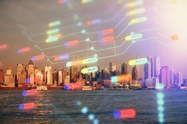 Veri temalı hologram gökdelenler arka planda çoklu pozlama ile şehir görünümüne çizim yapıyor. Büyük veri kavramı.