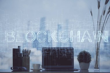 Engelleme zinciri ve kripto ekonomi temalı hologram ve bilgisayar geçmişi olan bir masa. Bitcoin kripto para kavramı.