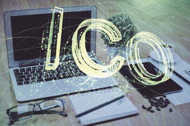 Engelleme zinciri ve kripto ekonomi temalı hologram ve bilgisayar geçmişi olan bir masa. Bitcoin kripto para kavramı.