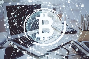 Engelleme zinciri ve kripto ekonomi temalı hologram ve bilgisayar geçmişi olan bir masa. Bitcoin kripto para kavramı.