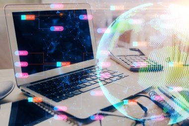 Bilgisayar ve dünya haritası hologramıyla masaüstü çifte pozlama. Uluslararası veri ağı kavramı.