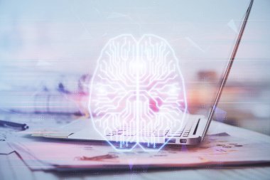 Bilgisayar ve beyin hologramı ile çalışma masasının çoklu açığı. Beyin fırtınası konsepti.