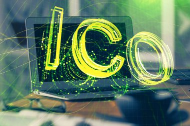 Blockchain temalı holograma ve bilgisayar arkaplanlı masaya çoklu maruz kalma. Bitcoin şifreleme para birimi kavramı.