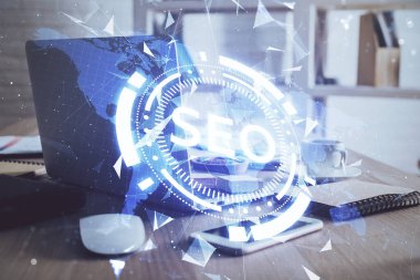 Bilgisayar ve seo çizim hologramı olan çok katmanlı bir tablo. Arama optimizasyon kavramı.
