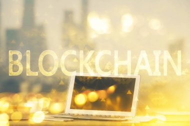 Blockchain temalı holograma ve bilgisayar arkaplanlı masaya çoklu maruz kalma. Bitcoin şifreleme para birimi kavramı.