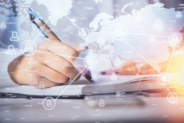 Sosyal ağ temalı hologram ellerin not almasından üstündür. Küresel uluslararası insan kavramı bağlanıyor. Çift pozlama