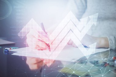 Kadının elleri üzerinde mavi ok arka planda not alıyor. Başarı kavramı. Çift pozlama