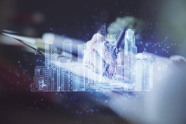 Not defterine el yazısının üzerini çiziyor. Ezik ev kavramı. Çoklu pozlama