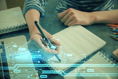 Dijital kodlama simgeleriyle notlar alan ellere çift pozlama. Bilgisayar öğrenme kavramı.