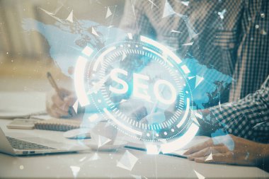 Arka planda bilgisayarla çalışan bir adamla iki kez simgeye maruz kalıyoruz. Arama motoru optimizasyonu kavramı.