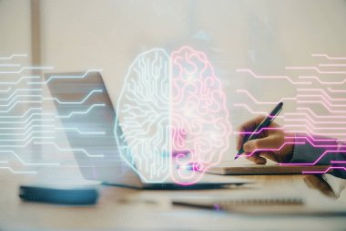 Adam klavyede beyin hologramıyla yazı yazıyor. Büyük Veri Kavramı.