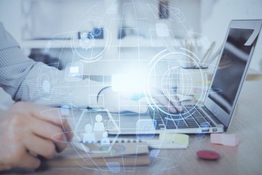 Sosyal ağ temalı hologramda iş adamı arka planda bilgisayar üzerinde çalışıyor. Dünya çapında ağ kavramı. Çoklu pozlama.