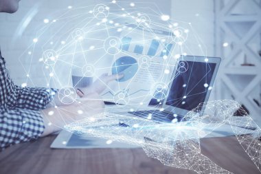 Sosyal ağ temalı hologramda iş adamı arka planda bilgisayar üzerinde çalışıyor. Dünya çapında ağ kavramı. Çoklu pozlama.