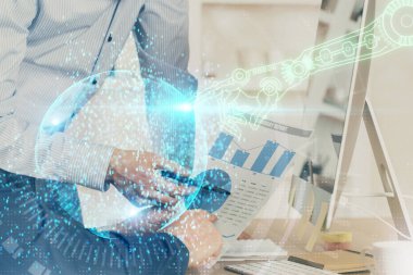 Bilgisayar geçmişi üzerinde çalışan bir adamla çok sayıda teknolojik çizime maruz kalmış. Yenilik kavramı.