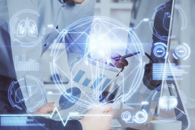 Bilim hologramı, arka planda bilgisayarla çalışan bir adam. Öğrenim anlayışı. Çift pozlama.