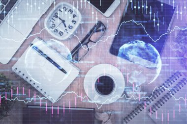 Masaüstü üzerinde telefonlu iki kat mali şema hologramı. Üst Manzara. Mobil ticaret platformu kavramı.