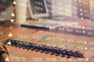 Finansal grafik çizimleri ve açık defter arkaplanı olan bir masa. Önx pazarı kavramı