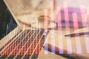 Finans şeması çizimine ve masaüstüne kahve ve masa arkasında eşyalar ile çifte pozlama. Önx piyasa ticareti kavramı