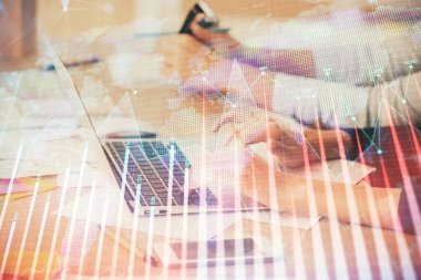 Bilgisayarda ve finansal grafik hologramında yazı yazan kadın ellerine çok maruz kalmış. Borsa analizi kavramı.