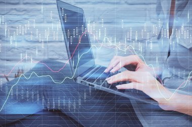 Bilgisayarda ve ön x grafik hologramında yazı yazan kadın ellerine çok maruz kalmış. Borsa analizi kavramı.