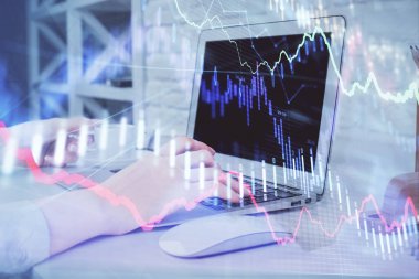 Bilgisayarda ve ön x grafik hologramında yazı yazan kadın ellerine çok maruz kalmış. Borsa analizi kavramı.