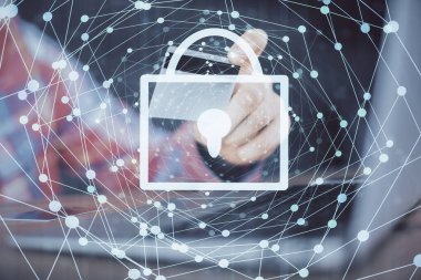 Elinde kredi kartı ve kilit çizimi olan bir adamın ellerine iki kez maruz kalmış. E-ticaret ve teknoloji güvenlik kavramı.