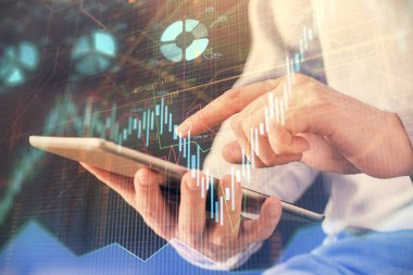 Bir adamın elini tutarken ve dijital bir cihaz ve ön grafik çizimi kullanırken çift pozlama. Finansal piyasa kavramı.