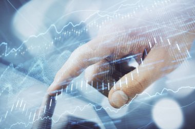 Bir adamın el ele tutuşması ve telefon ve finansal çizim kullanması. Pazar analizi kavramı.