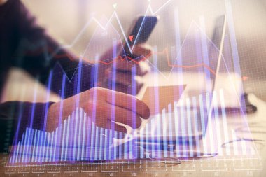 Bir adamın elini tutarken ve bir telefon ve mali grafik çizimi kullanırken çift pozlama. Analiz kavramı.