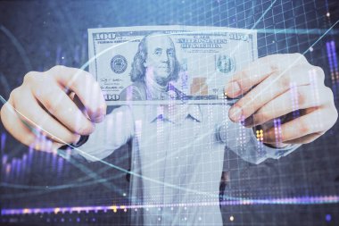 Finansal grafiğe çoklu pozlama hologram, Amerikan dolarları ve insan eli. Analiz kavramı.