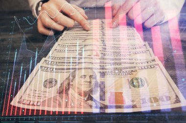 Forx grafiği, hologram, Amerikan dolarları ve insan eli çizimleri. Teknik Analiz kavramı.