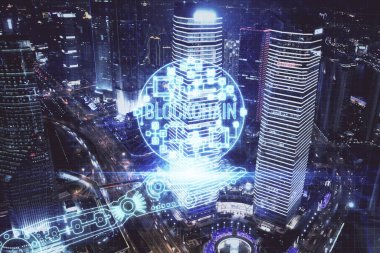 Kripto para birimi temalı hologram çizimine ve şehrin arka planına çoklu maruz kalma. Engelleme zinciri ve bitcoin kavramı.