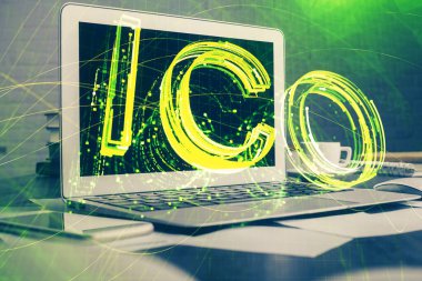 Blockchain temalı holograma ve bilgisayar arkaplanlı masaya çoklu maruz kalma. Bitcoin şifreleme para birimi kavramı.