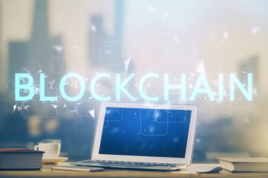 Blockchain temalı holograma ve bilgisayar arkaplanlı masaya çoklu maruz kalma. Bitcoin şifreleme para birimi kavramı.