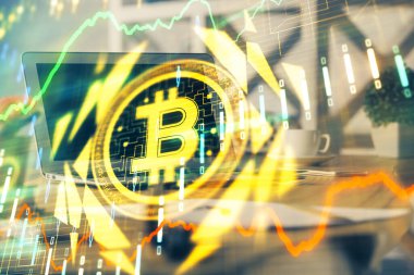 Blockchain temalı holograma ve bilgisayar arkaplanlı masaya çoklu maruz kalma. Bitcoin şifreleme para birimi kavramı.