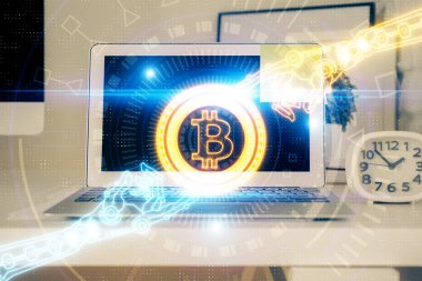 Blockchain temalı holograma ve bilgisayar arkaplanlı masaya çoklu maruz kalma. Bitcoin şifreleme para birimi kavramı.