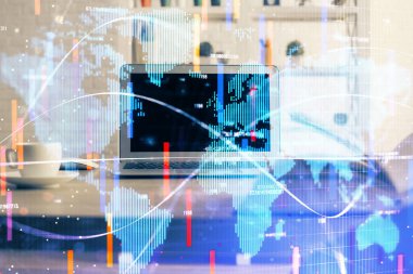 İş teması simgelerinin çoklu pozlandırılması ve bilgisayar geçmişi olan masa. Başarı kavramı.