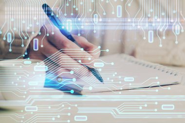 Önünde veri çözeltisi hologramı olan arka planda el yazısına çifte maruz kalma. Teknoloji konsepti. Kapat.