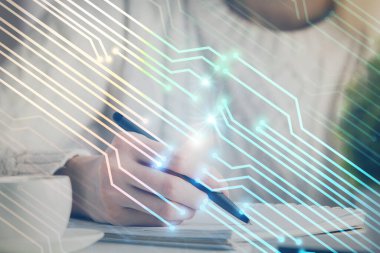Veri çözeltisi hologramı ile arka plan üzerine yazılan ellere çoklu maruz kalma. Teknoloji konsepti.