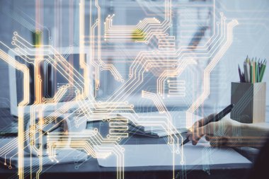 Teknik temalı hologram, arka plan notları alan kadınların eline göre daha üstün. Yüksek teknoloji kavramı. Çift pozlama