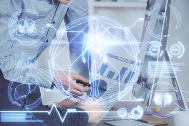 Bilim hologramı, arka planda bilgisayarla çalışan bir adam. Öğrenim anlayışı. Çift pozlama.