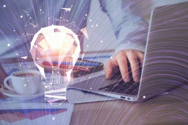 Arka planda bilgisayarla çalışan bir adamla AR hologramı. Gelişmiş gerçeklik kavramı. Çift pozlama.